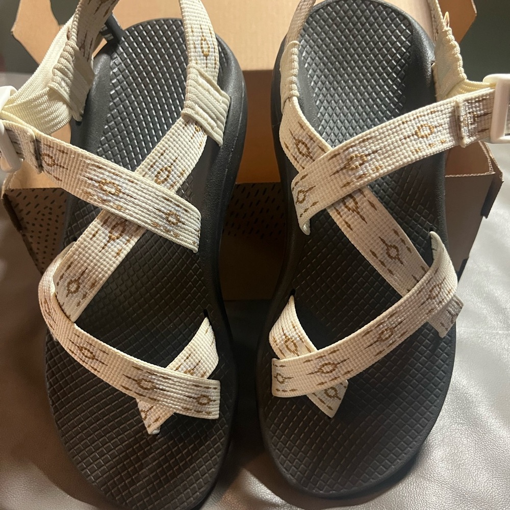 Chaco Women's Sandals Cream Straps Black Footbed - Picture 5 of 6